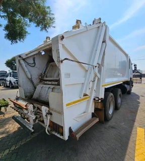 2019 UD QUESTER CWE330 COMPACTOR TRUCK