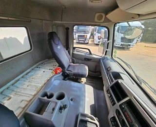 2019 UD QUESTER CWE330 COMPACTOR TRUCK