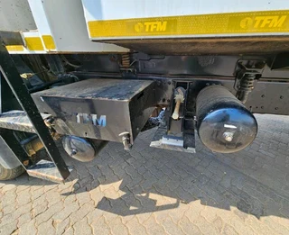 2019 UD QUESTER CWE330 COMPACTOR TRUCK