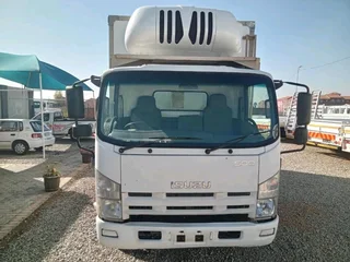 2010 ISUZU NQR500 5TON REFRIGERATED TRUCK