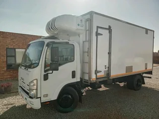 2010 ISUZU NQR500 5TON REFRIGERATED TRUCK