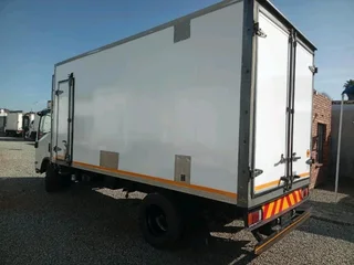 2010 ISUZU NQR500 5TON REFRIGERATED TRUCK