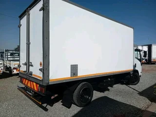 2010 ISUZU NQR500 5TON REFRIGERATED TRUCK