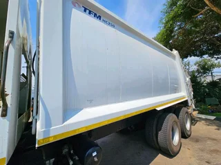 2019 UD QUESTER CWE330 COMPACTOR TRUCK