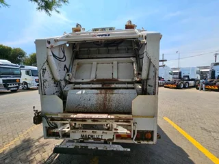 2019 UD QUESTER CWE330 COMPACTOR TRUCK