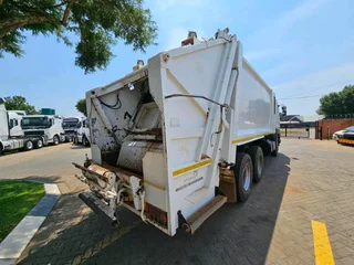 2019 UD QUESTER CWE330 COMPACTOR TRUCK