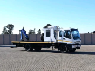 2013 ISUZU FSR700 8TON FLATBED  CRANE TRUCK WITH CREW CABIN