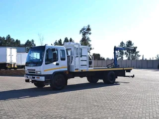 2013 ISUZU FSR700 8TON FLATBED  CRANE TRUCK WITH CREW CABIN