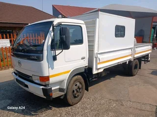 2011 Nissan Ud40l 4.5ton Dropside Truck