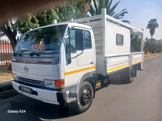 2012 Nissan Ud40l 4.5ton Dropside Truck