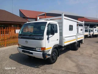 2011 Nissan Ud40l 4.5ton Dropside Truck