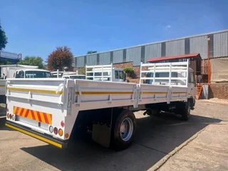 2011 NISSAN UD UD90 9TON DROPSIDE TRUCK