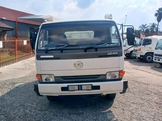 2011 NISSAN UD40L 4.5TON DROPSIDE TRUCK