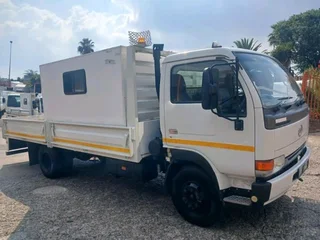 2011 NISSAN UD40L 4.5TON DROPSIDE TRUCK