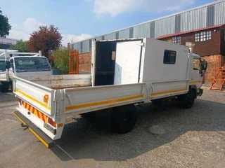 2011 NISSAN UD40L 4.5TON DROPSIDE TRUCK