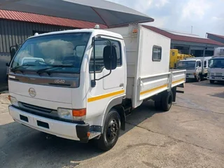2011 Nissan Ud40l 4.5ton Dropside Truck