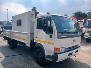 2011 NISSAN UD40L 4.5TON DROPSIDE TRUCK