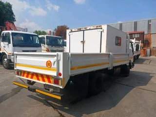2011 NISSAN UD40L 4.5TON DROPSIDE TRUCK