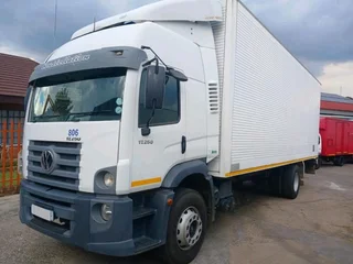 2015 VOLKSWAGEN VW CONSTELLATION 17-250 9TON VOLUME BODY TRUCK