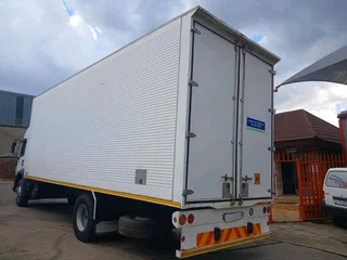 2015 VOLKSWAGEN VW CONSTELLATION 17-250 9TON VOLUME BODY TRUCK