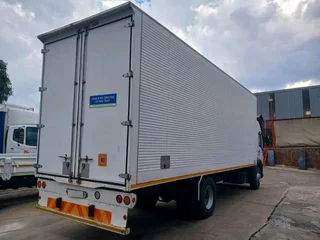 2015 VOLKSWAGEN VW CONSTELLATION 17-250 9TON VOLUME BODY TRUCK