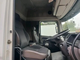 2015 VOLKSWAGEN VW CONSTELLATION 17-250 9TON VOLUME BODY TRUCK