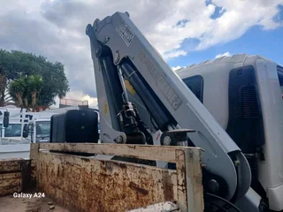 2019 ISUZU F-SERIES FSR800 AMT 8TON DROPSIDE TRUCK WITH BOWMAN BC150 15TON CRANE