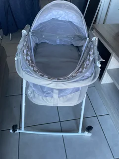 R600 Baby bassinet. Well kept. 068 507 5385