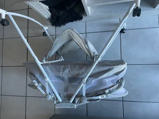 R600 Baby bassinet. Well kept. 068 507 5385