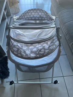 R600 Baby bassinet. Well kept. 068 507 5385