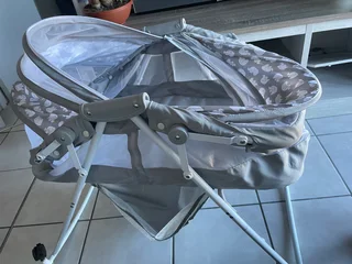 R600 Baby bassinet. Well kept. 068 507 5385