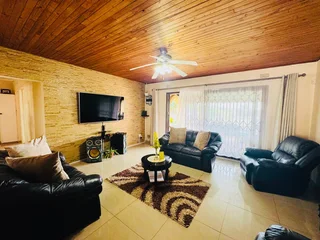 Beautiful home for sale in Farningham Ridge Pinetown R2150 000