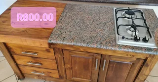 Kitchen island unit with gas hob