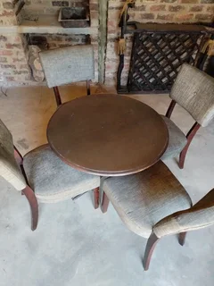 SOLD!!! Beautiful 4 Seater round dinning set