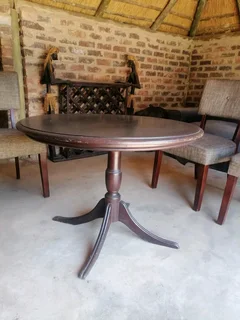 SOLD!!! Beautiful 4 Seater round dinning set