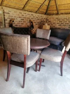 SOLD!!! Beautiful 4 Seater round dinning set