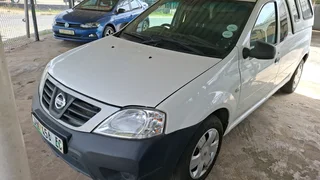 2019 nissan np200 with canopy