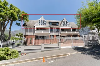 Beautifully fully renovated 3 bedrooms en-suite, 152m² 2nd (top) floor apartment in secure