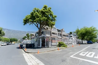 Beautifully fully renovated 3 bedrooms en-suite, 152m² 2nd (top) floor apartment in secure