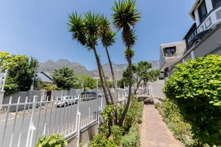 Beautifully fully renovated 3 bedrooms en-suite, 152m² 2nd (top) floor apartment in secure