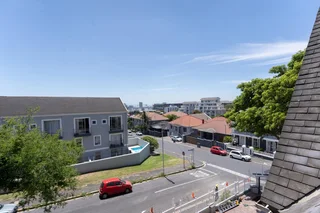 Beautifully fully renovated 3 bedrooms en-suite, 152m² 2nd (top) floor apartment in secure