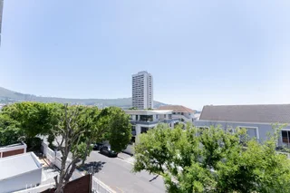 Beautifully fully renovated 3 bedrooms en-suite, 152m² 2nd (top) floor apartment in secure