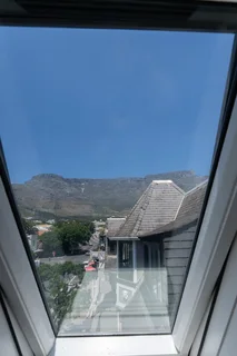 Beautifully fully renovated 3 bedrooms en-suite, 152m² 2nd (top) floor apartment in secure