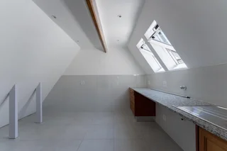 Beautifully fully renovated 3 bedrooms en-suite, 152m² 2nd (top) floor apartment in secure