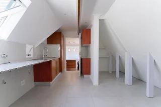 Beautifully fully renovated 3 bedrooms en-suite, 152m² 2nd (top) floor apartment in secure