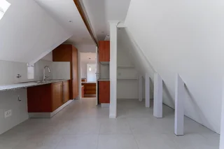 Beautifully fully renovated 3 bedrooms en-suite, 152m² 2nd (top) floor apartment in secure