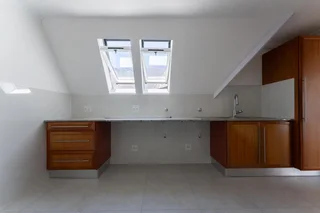 Beautifully fully renovated 3 bedrooms en-suite, 152m² 2nd (top) floor apartment in secure