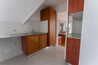 Beautifully fully renovated 3 bedrooms en-suite, 152m² 2nd (top) floor apartment in secure