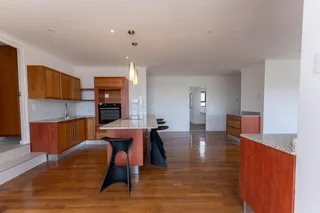 Beautifully fully renovated 3 bedrooms en-suite, 152m² 2nd (top) floor apartment in secure