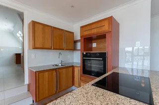 Beautifully fully renovated 3 bedrooms en-suite, 152m² 2nd (top) floor apartment in secure